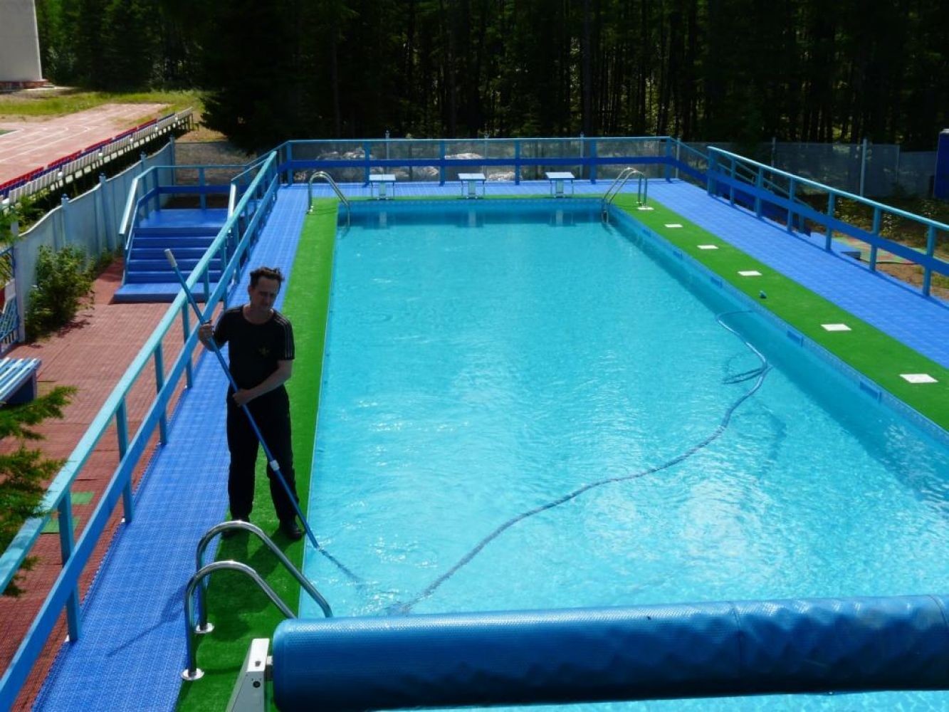 Чем отмыть бассейн от зелени после слива воды