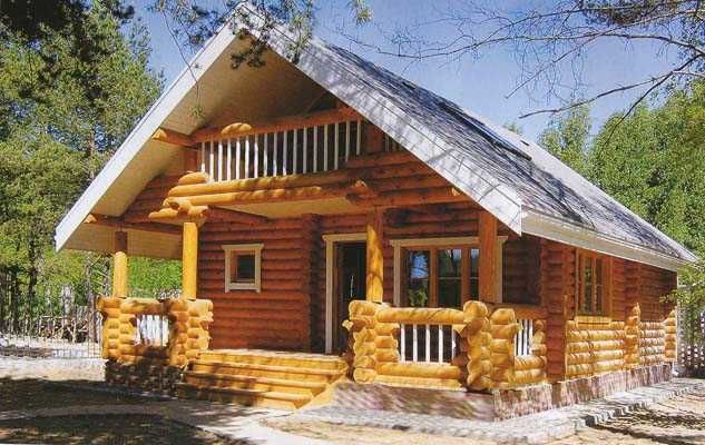 Деревянный дом, рубленный вручную