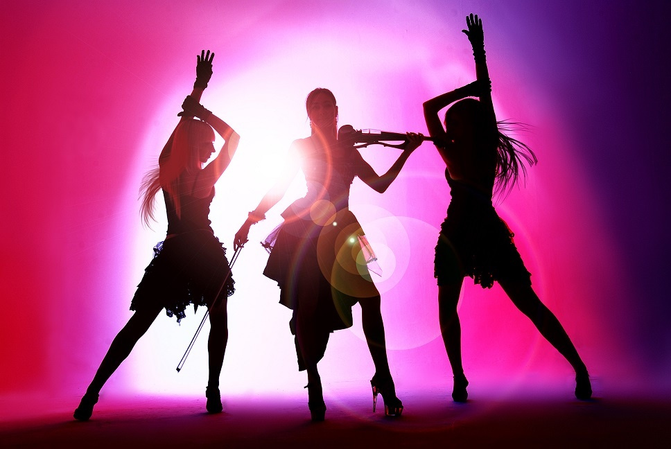 Музыка красиво танцуют девушки